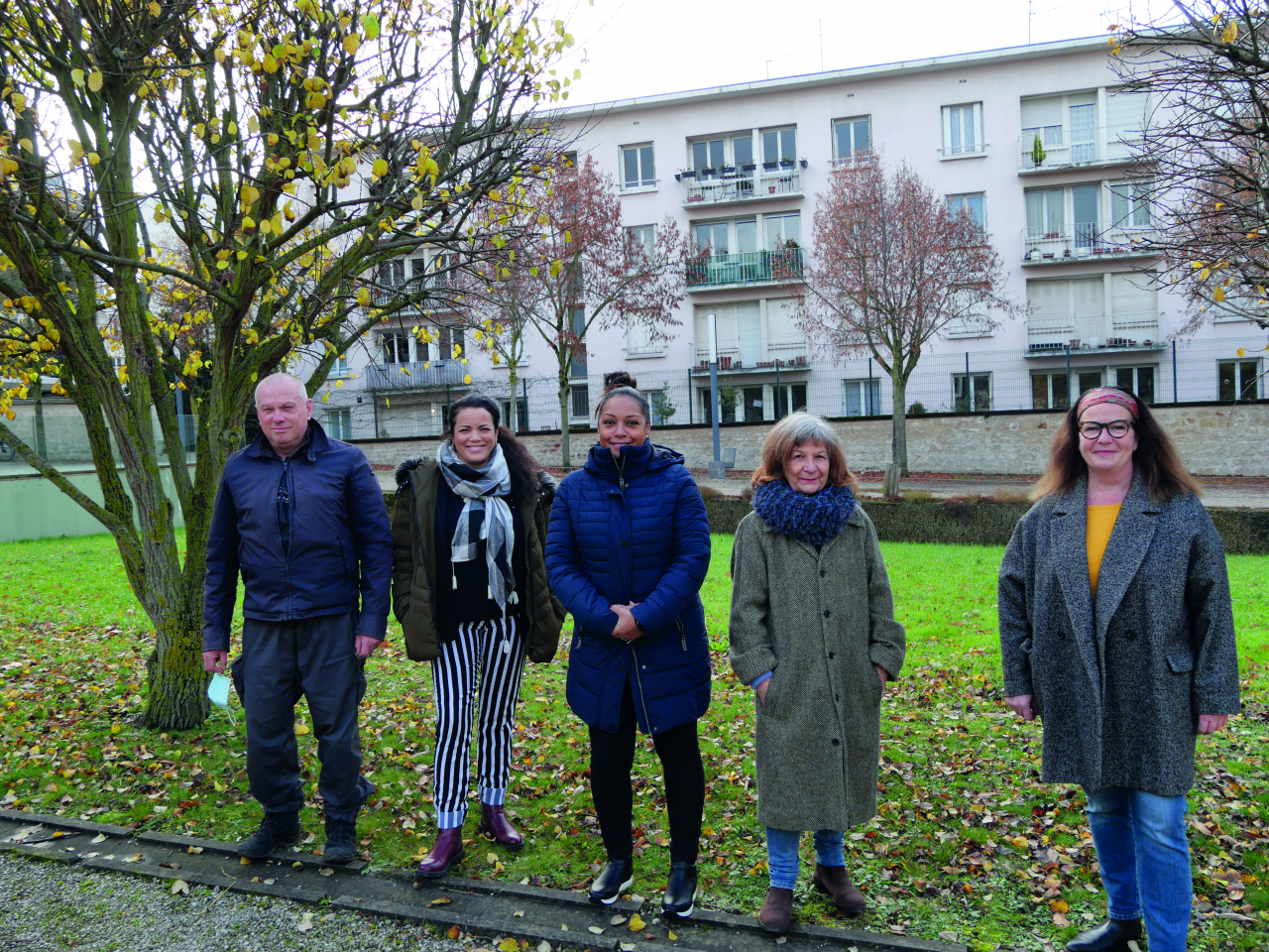 Les agents recenseurs de la ville de Sceaux (de gauche à droite) : Armand Delatouche, Myriam Petit, Diana Lua, Sylvie Nigou et Sylvie Lemoux.