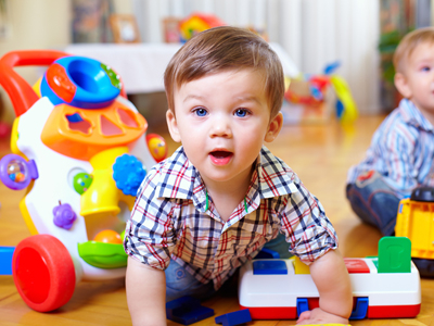 Un enfant entouré de jouet