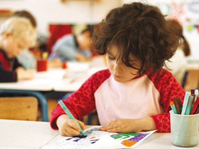 Un enfant dans sa classe