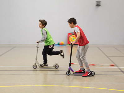 Des enfants sur des trottinettes