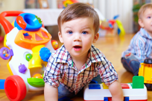 Un enfant entouré de jouet