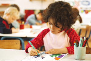 Un enfant dans sa classe