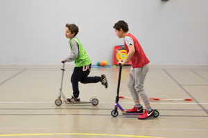 Des enfants sur des trottinettes